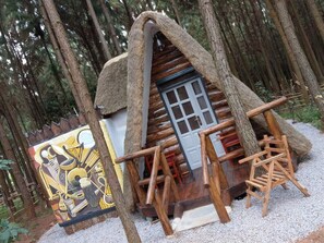 Premium bedding, in-room safe, individually decorated - Nyungu Yamawe Forest Park (Kitukutwe)