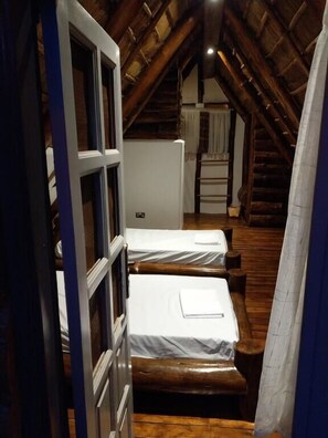 Ropa de cama de alta calidad y caja de seguridad en la habitación 