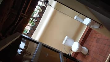 Kamar Double Deluks | Kamar mandi | Shower, jubah mandi, sandal, dan handuk