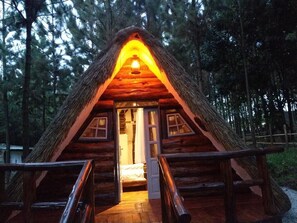 Premium bedding, in-room safe, individually decorated - Nyungu Yamawe Forest Park (Kitukutwe)