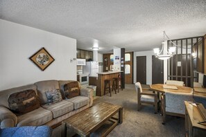 TV, fireplace, offices - Crestview 29: Walk to the Village, Near Blue Line (Mammoth Lakes)