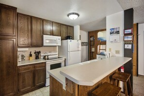 Fridge, microwave, oven, stovetop - Crestview 29: Walk to the Village, Near Blue Line (Mammoth Lakes)