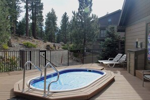 Terrace/patio - Crestview 29: Walk to the Village, Near Blue Line (Mammoth Lakes)