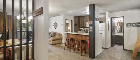 Televisie, een open haard en een kantoor