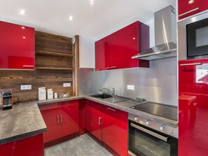 Kjøleskap, mikrobølgeovn, ovn og kokeplater