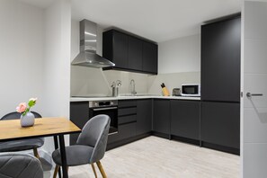 Kühlschrank, Mikrowelle, Ofen, Geschirrspüler