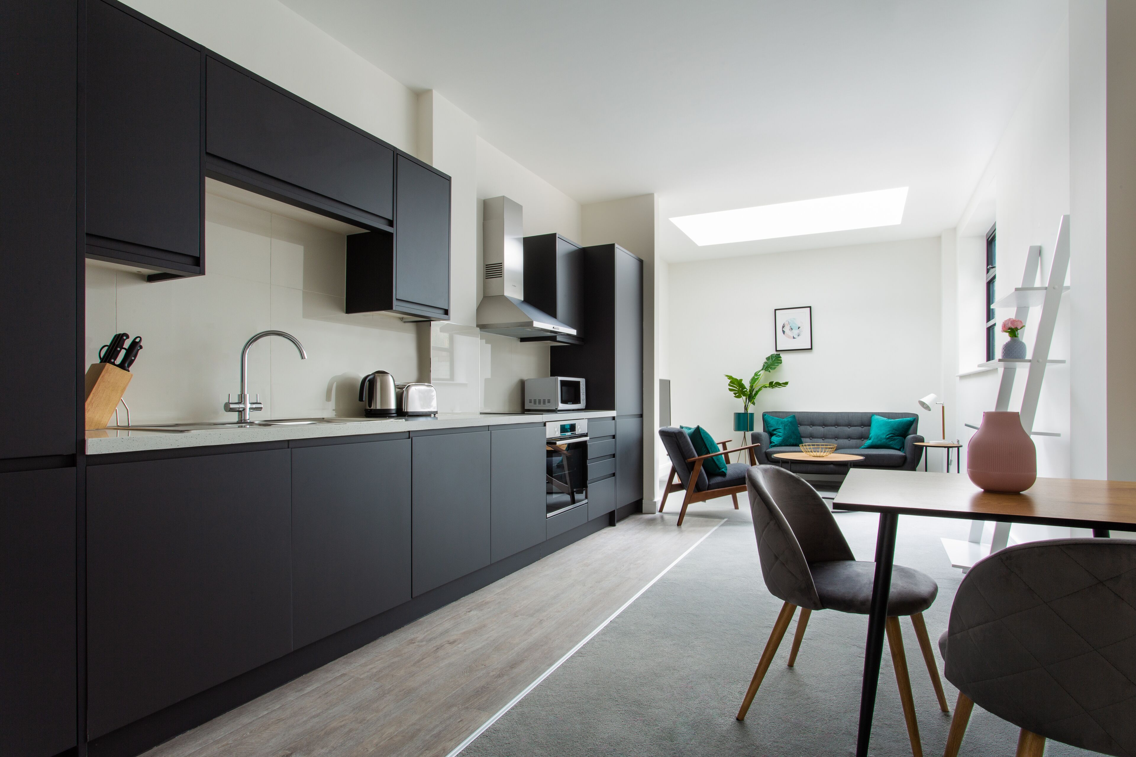 Lemari es, microwave, oven, dan mesin pencuci piring