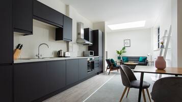 Kjøleskap, mikrobølgeovn, ovn og oppvaskmaskin