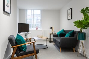 One bedroom Manhattan Apartment | 客廳 | 42 吋智能電視連有線電視頻道、Netflix、串流服務