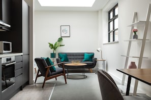 One bedroom Manhattan Apartment | Living area