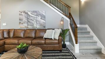 Smart TV, lareira, DVD player, mesa de pingue-pongue