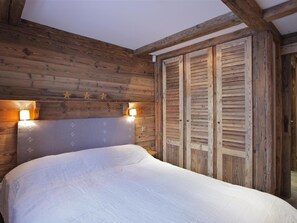 3 bedrooms, free WiFi, bed sheets - Cozy chalet near slopes with parking (Courchevel 1850)