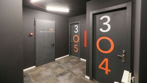 防音設備、WiFi (無料)、ベッドシーツ