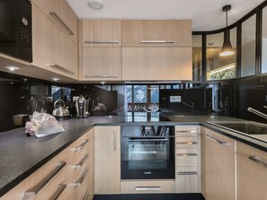 Kjøleskap, ovn, kaffetrakter/tekoker og brødrister