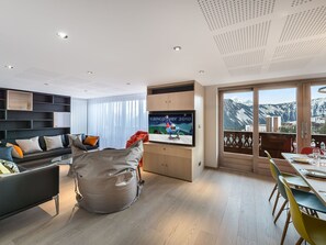 TV - Renovated 3-bedroom apartment, Courchevel 1850, with balcony and parking (Courchevel 1850)