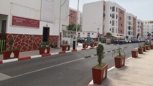 A residential building with a sign indicating it is a complex for non-residents. - Residence Annaser 3 Agadir (Hay Essalam,Agadir)