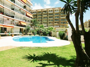 Una piscina al aire libre
