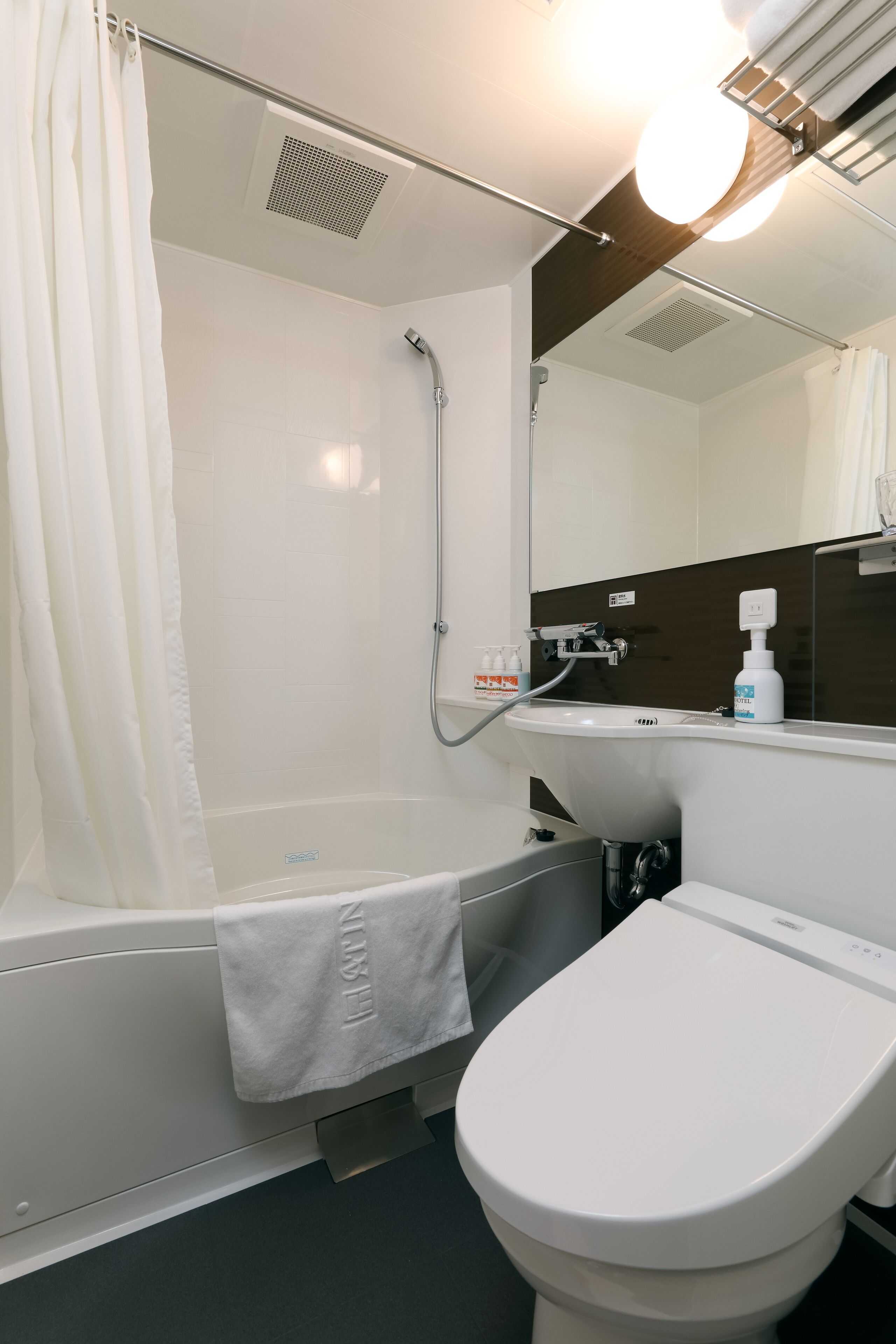 combined shower/bathtub, free toiletries, hair dryer, slippers