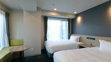 Standaard Twin kamer, niet-roken | Een bureau, een laptopwerkplek, verduisterende gordijnen, gratis wifi