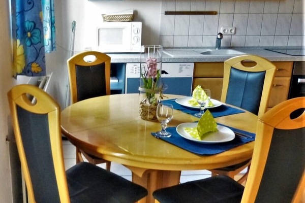 Ferienwohnung mit Terrasse-Esstisch