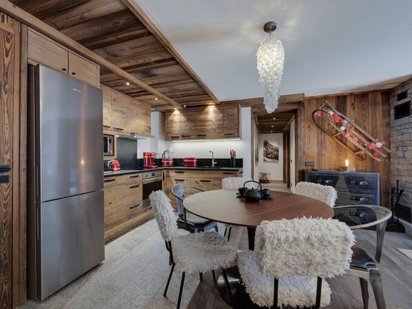 Kühlschrank, Mikrowelle, Herdplatte, Geschirrspüler