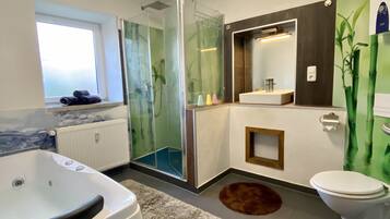 浴槽、ジェットバス、ヘアドライヤー、タオル