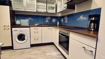 KĂŒhlschrank, Mikrowelle, Ofen, Herdplatte