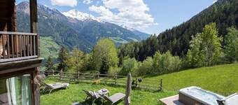 Holiday Home “ Bergsuite” with Mountain View, Balcony, Garden & Wi-Fi