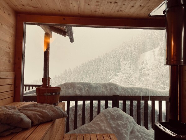 Interior - Holiday Home “ Bergsuite” with Mountain View, Balcony, Garden & Wi-Fi (St.Martin in Passeier)