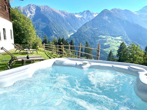 Holiday Home “ Bergsuite” with Mountain View, Balcony, Garden & Wi-Fi