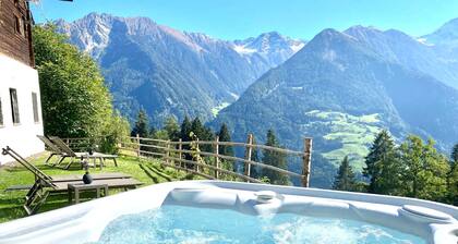 Ferienhaus " Bergsuite" mit Bergblick, Balkon, Garten & Wi-Fi