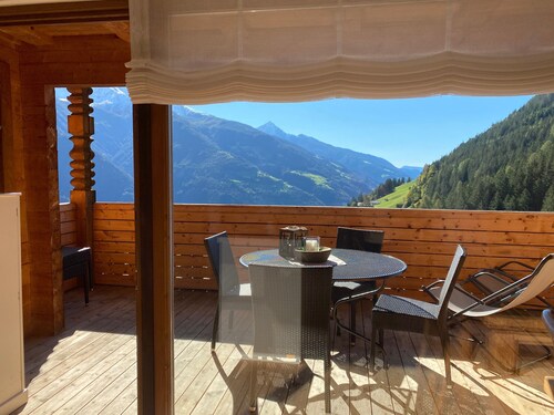 Holiday Apartment "Bergsuite" with Mountain View, Balcony, Garden & Wi-Fi