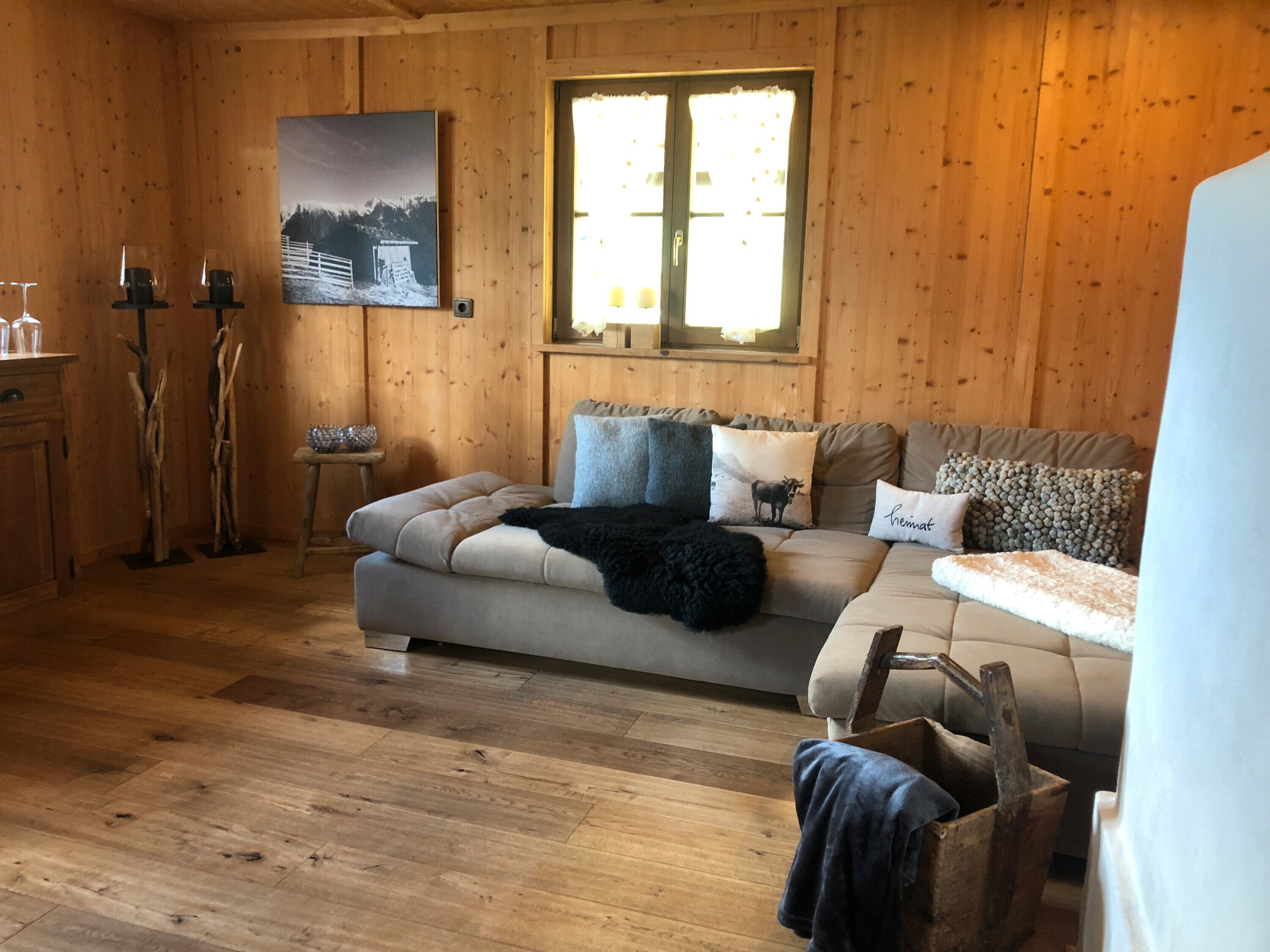 Fernseher, Kamin, Tischtennisplatte