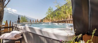 Apartment “ Bergsuite” with Mountain View, Balcony, Garden & Wi-Fi