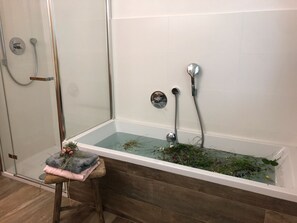 Badewanne, Haartrockner, Handtücher