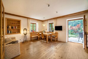 TV - Apartment “Schildhofsuite” in “Schildhof Ebion” with Mountain View & Garden (St. Leonhard Passeier)