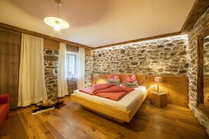 1 bedroom, free WiFi, bed sheets - Apartment “Schildhofsuite” in “Schildhof Ebion” with Mountain View & Garden (St. Leonhard Passeier)