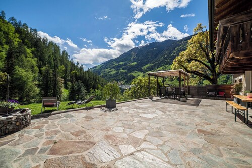 Ferienwohnung "Familienwohnung" im "Schildhof Ebion" mit Bergblick, WLAN und Garten