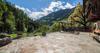 Ferienwohnung "Familienwohnung" im "Schildhof Ebion" mit Bergblick, WLAN und Garten