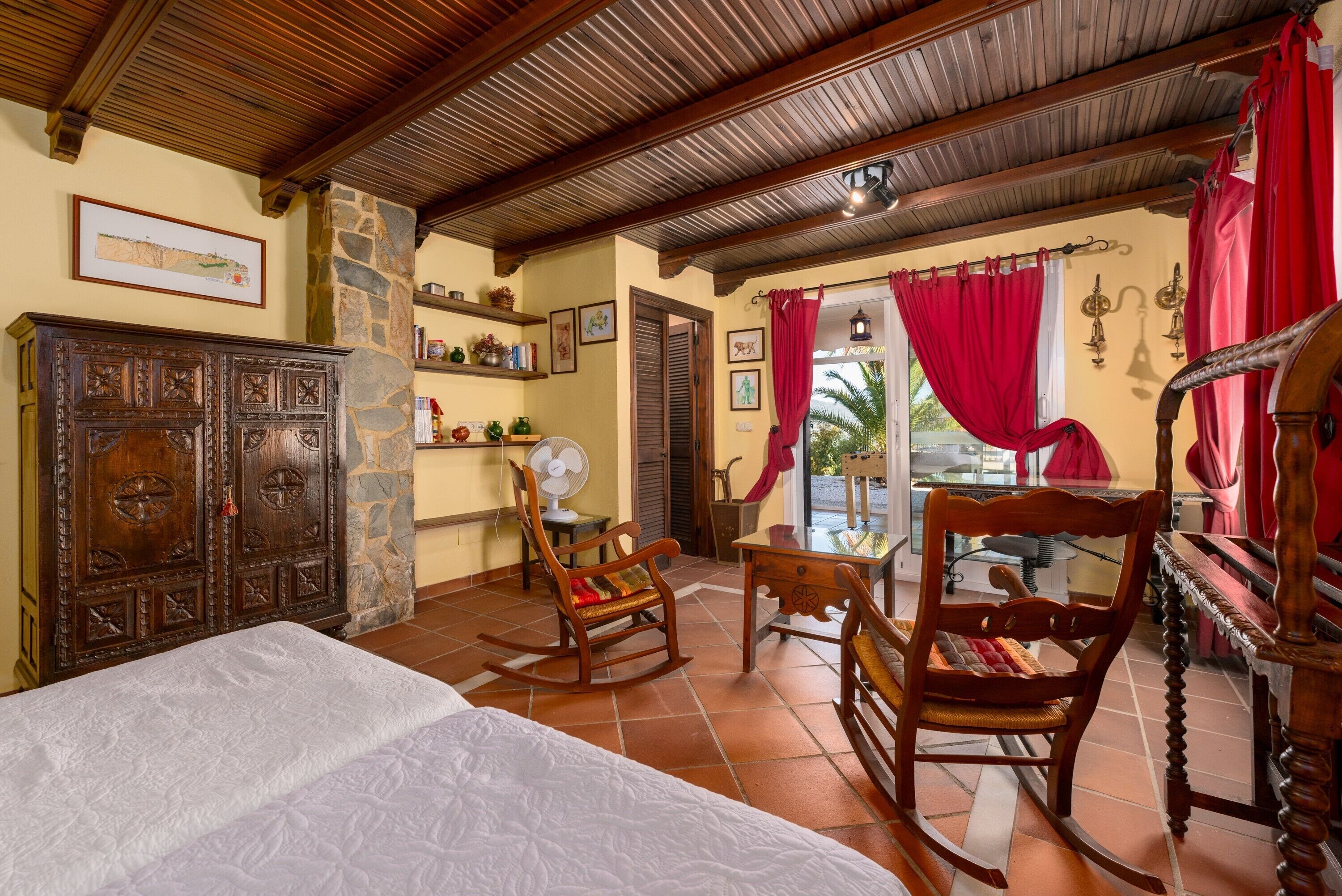 4 bedrooms, iron/ironing board, free WiFi, bed sheets