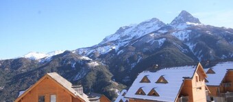 Spacious Studio for 6 with Balcony, Near Ski Lift and Shuttle, Fully Equipped Kitchen