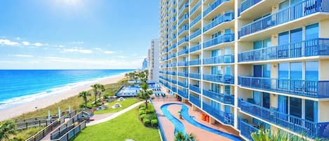 Un hotel con varios pisos, una zona de piscina y vistas a la playa.
