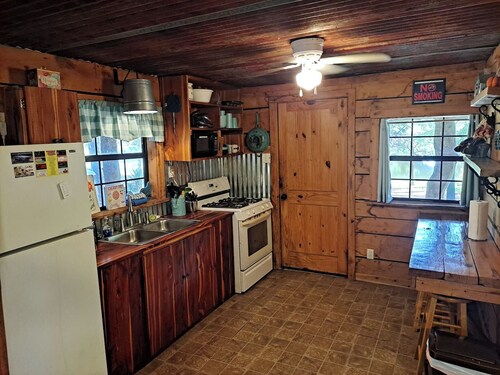 CiCi's Rustic Cabin at Bluegill Lake Cabins