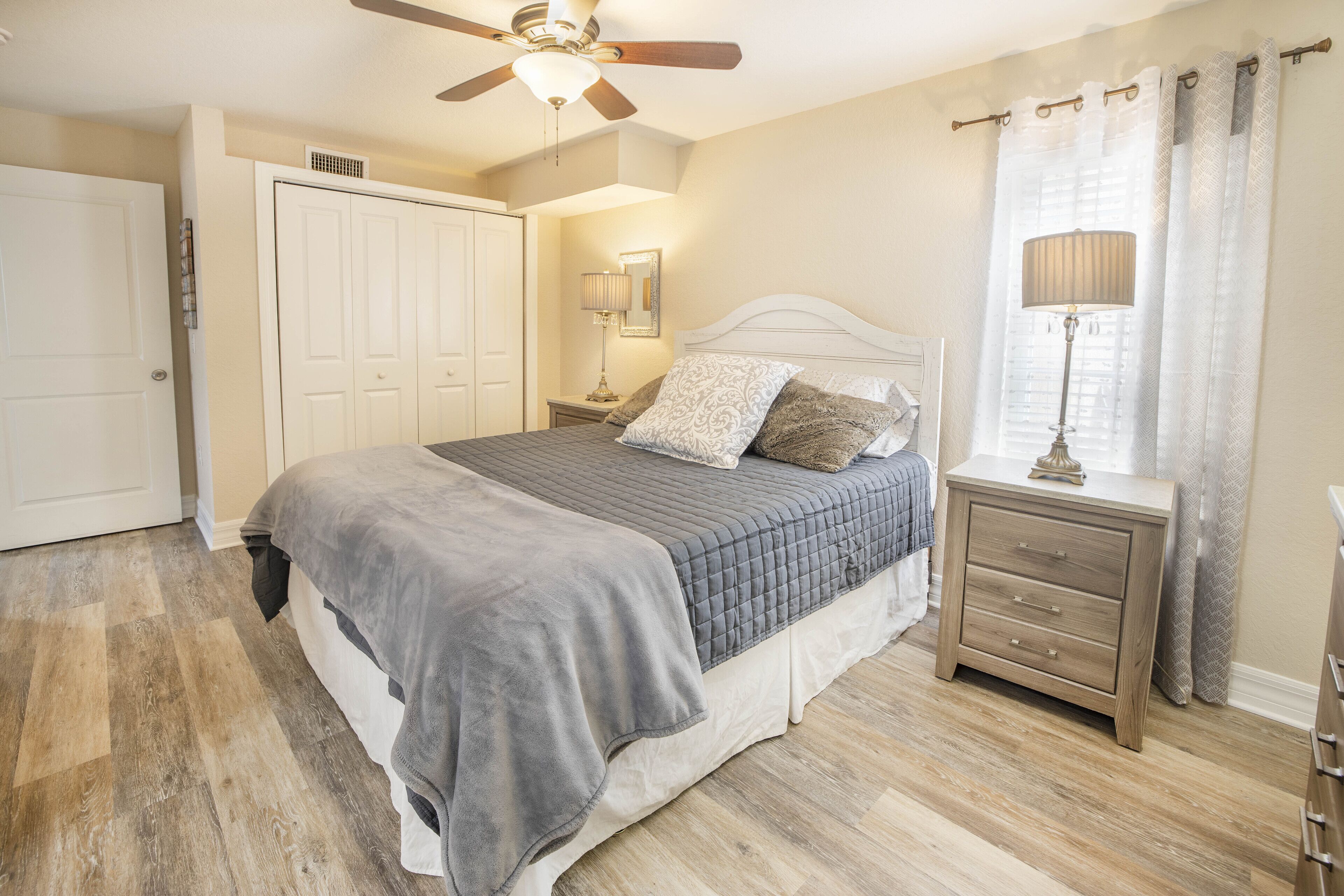 The Village Breeze II - White-sand, Heated Pool, Beaches, Daiquiris, Seafood.