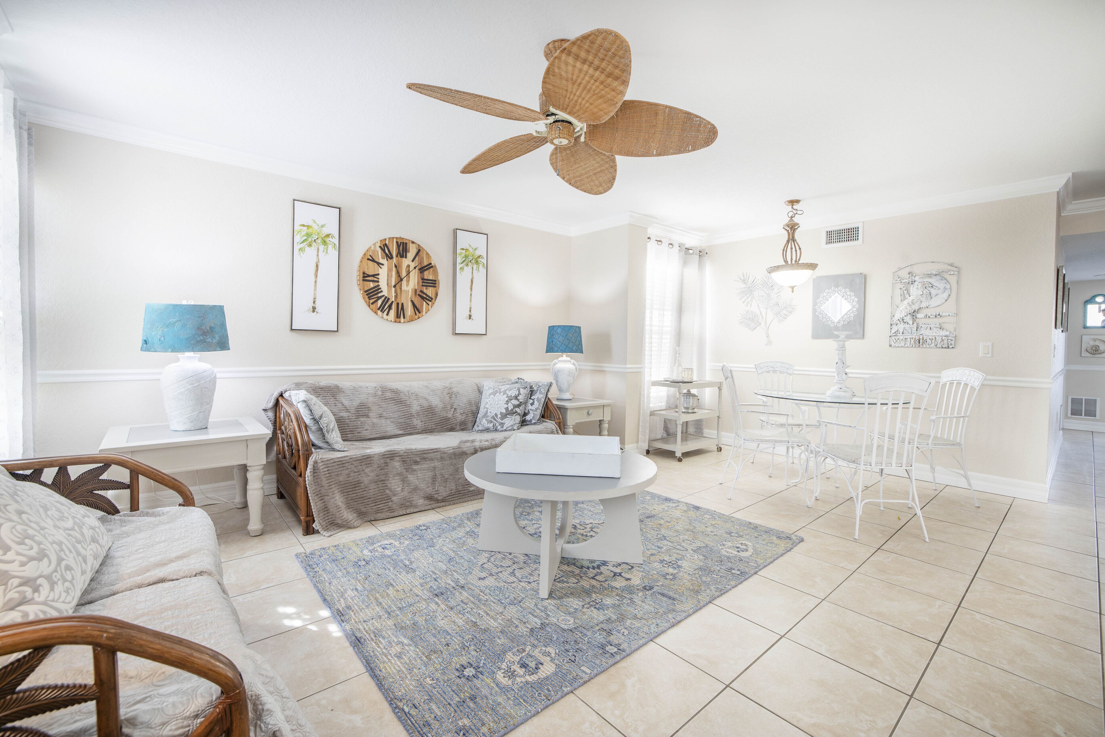 The Village Breeze (2 units) 4BR/4Bath Pool, Beach - Siesta Village Living!