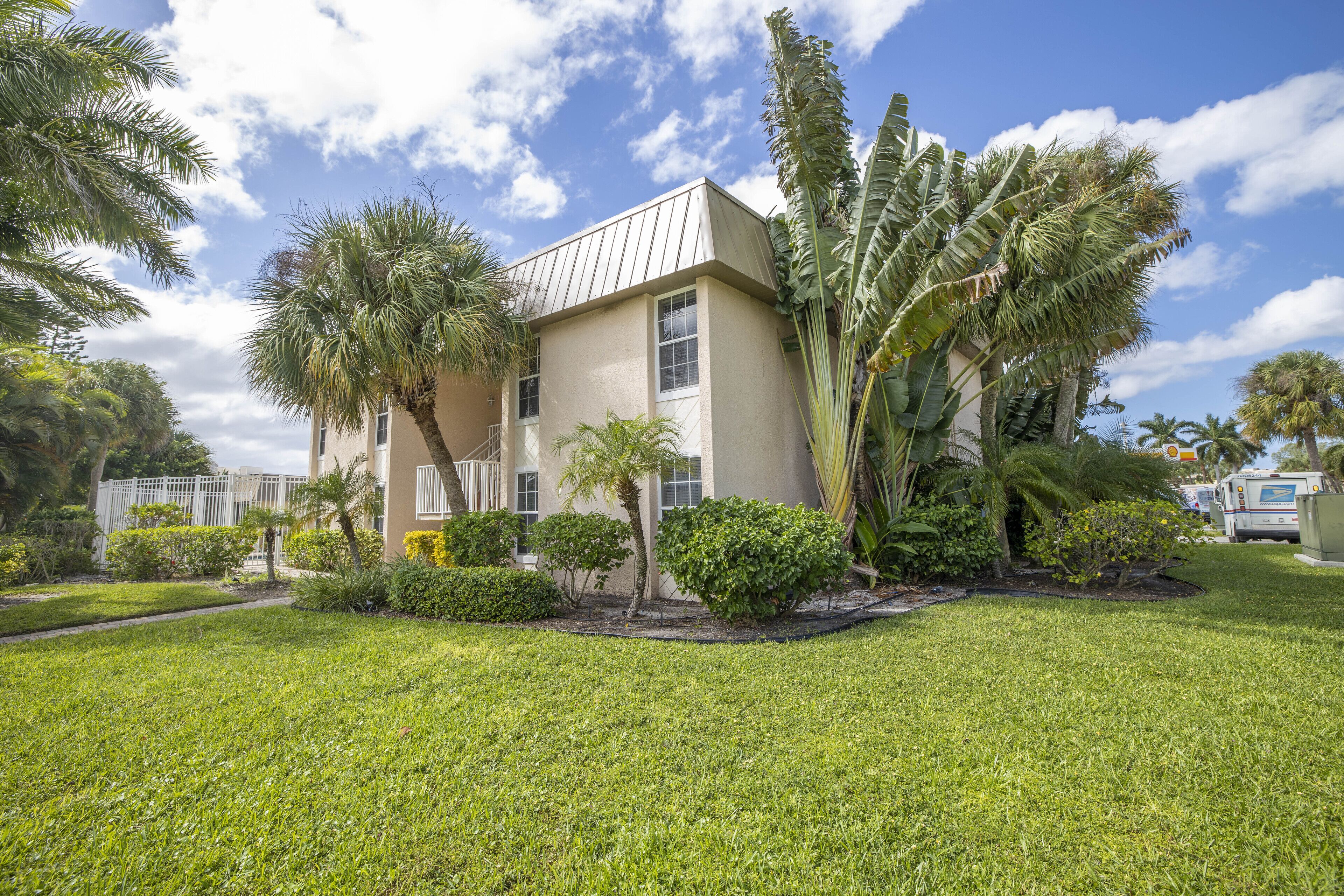 The Village Breeze (2 units) 4BR/4Bath Pool, Beach - Siesta Village Living!