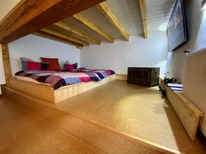 3 makuuhuonetta, työpöytä, silitysrauta/-lauta, vauvan matkasänky