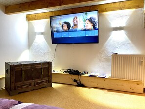 3 bedrooms, desk, iron/ironing board, travel cot