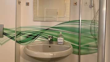 Badewanne, Whirlpool, Haartrockner, Handtücher