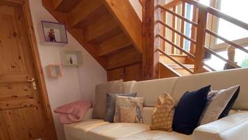 Smart-TV, Videospiele, DVD-Player, Tischfußball